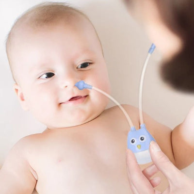 sourire de bébé quand maman utilise le mouche bébé