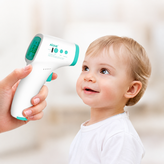 bébé collabore et n'a pas peur du thermomètre frontal
