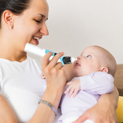 doux moment entre maman,bébé et notre mouche bébé électrique