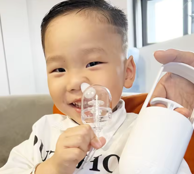 bébé heureux lors de l'utilisation du mouche nez pour bébé