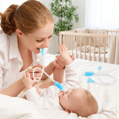 maman soulage le nez de son bébé avec le mouche bebe