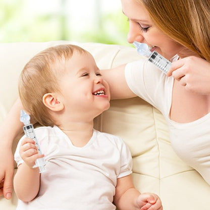 sourire de bébé soulagé par mouche lebébé manuel seringue d'irrigation